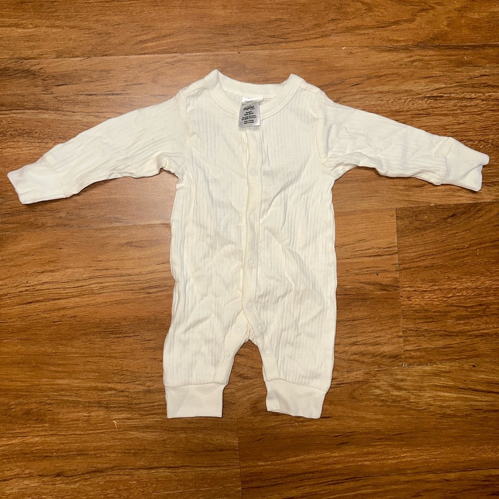 NWOT adorable snap up modern moments baby unisex ribbed gerber onesie!